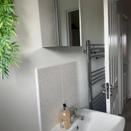 4bh Just Off M6 | Ideal For Contractors & Families *
