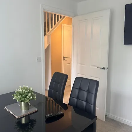 Holiday home 4bh Just Off M6 | Ideal For Contractors & Families