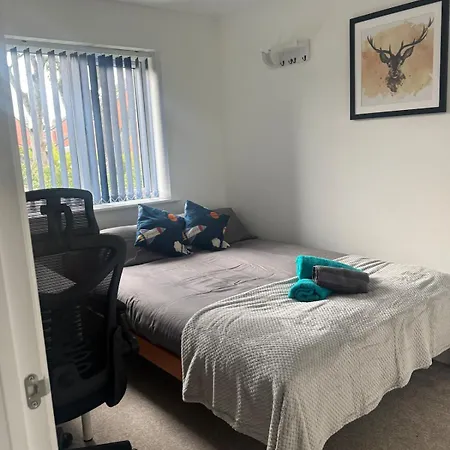 Holiday home 4bh Just Off M6 | Ideal For Contractors & Families *